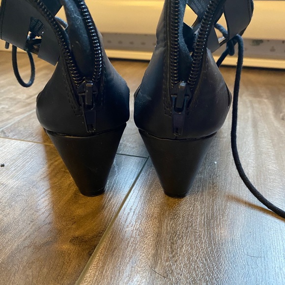 Black strappy wedge - Picture 3 of 4